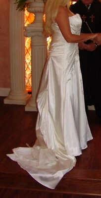 Vestido de novia elegante, sofisticado y adelgazante. Cremallera con aspecto de botón hacia abajo. Foto 1 de 4