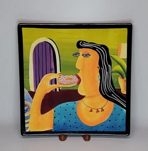 Naylor Designs quadratischer handbemalter Teller Frau isst Donut skurril - Bild 1 von 5