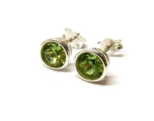 925 Sterling Silver Classic Peridot Crystal Round Rub Over Stud Earrings 5 mm - Picture 1 of 9