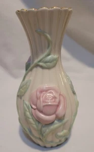 Jarrón de porcelana Lenox rosas rosa pastel, hojas verdes, borde dorado, florero pequeño - Imagen 1 de 10