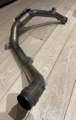 Оригинальный колено соединительной трубы коллектора Ducati 749 999 S 57010741B 2003 - 04 ZDM-M27/11 - Изображение 1 из 4