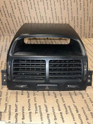 73821-65J0 2006-2008 Suzuki Grand Vitara от оригинального производителя вентиляционные отверстия на центральной панели черная отделка - Изображение 1 из 4