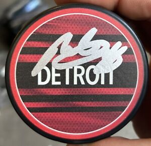 PATRICK KANE DETROIT RED WINGS SIGNED AUTOGRAPHED REVERSE RETRO LOGO PUCK RARE