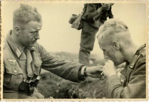 SOLDADO ALEMÁN DE LA SEGUNDA GUERRA MUNDIAL LE DA AL CAMARADA UNA LUZ POSTAL FOTO REAL - Imagen 1 de 2