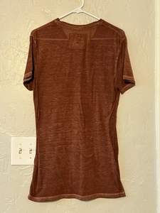 Mens Buckle Black Burnt Orange V-Neck T Shirt Medium - Picture 1 of 3
