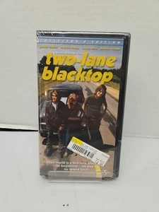 Two-Lane Blacktop VHS  Tin James Taylor Dennis Wilson Monte Hellman New Sealed  - Foto 1 di 3
