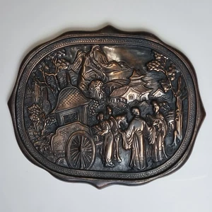 Placa de pared de cobre japonesa de colección década de 1960 relieve escena de pueblo de metal fundido - Imagen 1 de 2