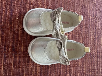 Zapatos de bebé plateados con correas brillantes. Talla 2,5 M Foto 1 de 2