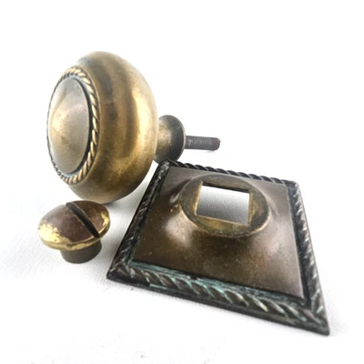VINTAGE LARGE BRASS CENTRAL DOOR KNOB PULL PATINA 6.5 cms DIAMETER GEORGIAN ROPE - Image 1 of 4