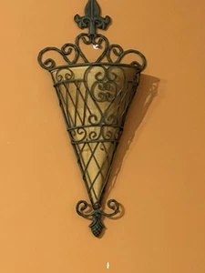 19” Fleur de Lis GreenMetal Wall Pocket Planter Indoor /Outdoor Garden Decor - Picture 1 of 4
