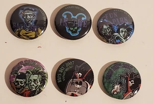 PIN BOTÓN PINBACK DÍA DE LOS MURCIÉLAGOS EN EL PARQUE DE LA DIVERSIÓN DISNEYLAND CALIFORNIA REUNIÓN GÓTICA - Imagen 1 de 2