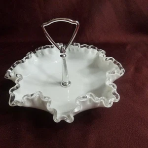 FENTON - Vaso de leche blanco con borde con volantes de cresta plateada - mango plateado extraíble  - Imagen 1 de 5