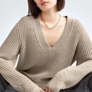 Aritzia Babaton "Roger" Pullover taupe 100% Merinowolle lang V-Ausschnitt Ripp Large - Bild 1 von 6