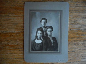 Women Sisters Vintage Antique Cabinet Farmhouse decor unknown early 1900' ? - Bild 1 von 9