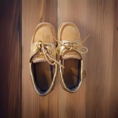 Sperry para niños con detalles dorados talla 13 1/2 en buen estado Foto 1 de 4
