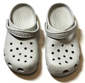 Zuecos clásicos Crocs zapatos cómodos sin cordones gris claro para hombre 12 para mujer 10 - Imagen 1 de 11
