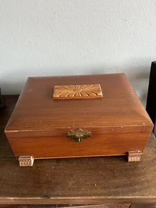 Vintage Wood Box Carved Medallion with Legs Trinket Jewelry Cigar Box - Picture 1 of 15