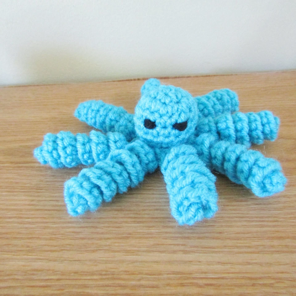 Peluche bebé pulpo/juguete Cthulhu.  Ganchillo hecho a mano. Nuevo. Elige tu color Foto 1 de 1