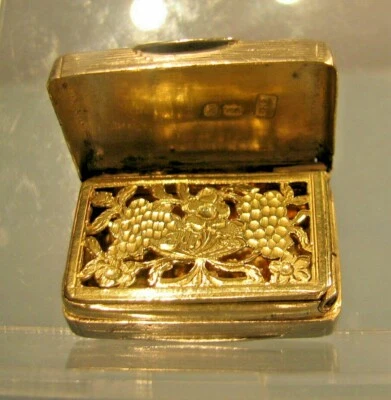 Vinagreta georgiana de plata maciza 1822 Thomas Edwards patrón de uva rejilla Foto 1 de 4