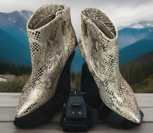 VINCE CAMUTO JEMEILA GOLD & MULTI COLORS SNAKE EMBOSSED CHUUKA BOOTS SIZE 5 NWOB - Picture 1 of 7