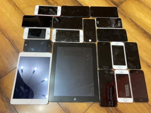 Lot de 19 iPhones, iPads, en l'état/cassés/pour pièces NON TESTÉS - Photo 1 sur 2
