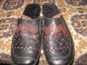 Clarks schwarze bestickte Leder-Pantoletten US-Größe 9 1/2 gebraucht, in einwandfreiem Zustand - Bild 1 von 9