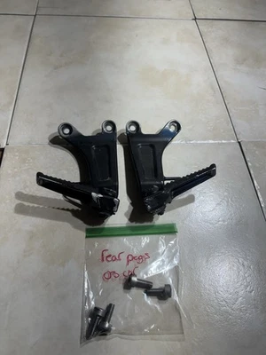 Honda CBR 600rr 2003 2004 600 clavijas de pasajero traseras OEM Foto 1 de 4