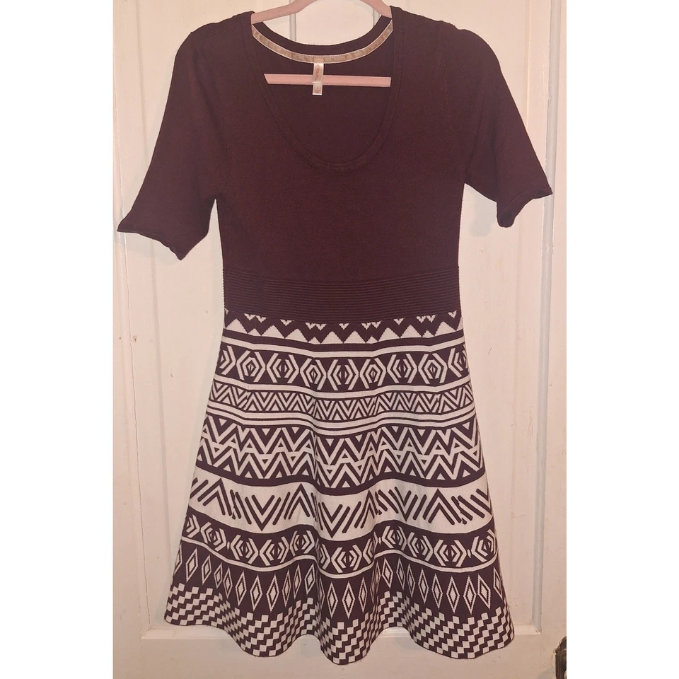 Vestido Suéter Xhilaration Juniors Talla Grande Bordeña Diseño Geométrico Vacaciones Foto 1 de 4