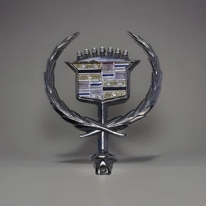 Emblema adorno capó vintage Cadillac OEM plateado - Imagen 1 de 7