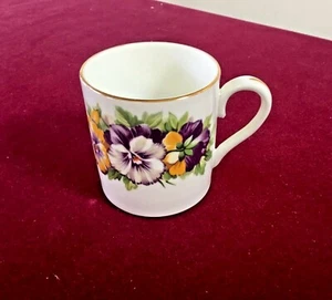 Bone China Crown Staffordshire kleiner 3 oz Becher lila gelb Stiefmütterchen Goldrand - Bild 1 von 4