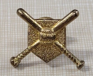 Bates de béisbol cruzados tono dorado placa local solapa prendedor sombrero softbol. - Imagen 1 de 7