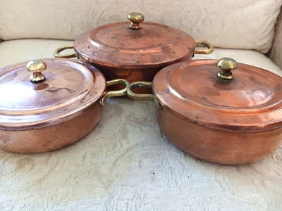 Conjunto de 3 pratos redondos antigos de cobre com tampas e alças de latão forradas em estanho feitas no Paquistão - Imagem 1 de 4