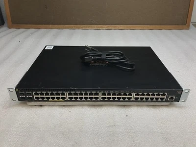 Conmutador de red Gigabit PoE+ de 48 puertos HPE Aruba 2930-JL262A con orejas de rack Foto 1 de 4