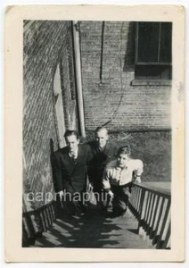 Die Jungen unten auf der Treppe ungewöhnlich irgendwie gruselig 1940er Vintage Foto - Bild 1 von 1