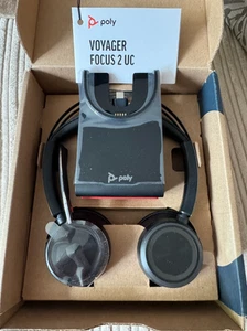 Poly Voyager Focus 2 UC Bluetooth Headset & USB-C BT700 +charge stand - NEW - Afbeelding 1 van 8
