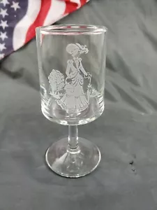 "Vaso de vino vintage 1970 Avon grabado dama victoriana con sombrilla de 5 1/2" tallo - Imagen 1 de 4