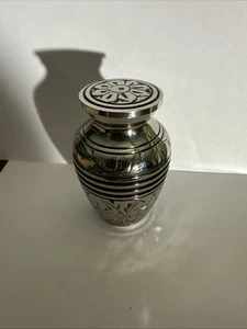 Piccola/Keepsake 3 pollici cubici argento antico urna cremazione funebre per cenere - Foto 1 di 6