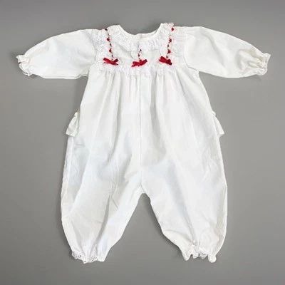 Mameluco bebé ALEXIS vintage bebé niña 6 meses encaje blanco cinta roja flores EE. UU. Foto 1 de 4