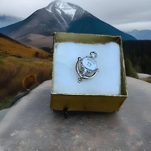 Raro Pin de puerta móvil plateado Avon 1961 representante del 75 aniversario - Imagen 1 de 12