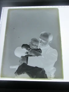 EIN (1) GLASNEGATIV ANFANG DES 20. JAHRES: MAINE, ""GROSSVATER MIT BABY"" #1 - Bild 1 von 1