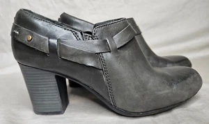 Clarks Ankle Boots Womens 8 Black Leather Low Cut Strap Accent Round Toe Heel - Picture 1 of 13