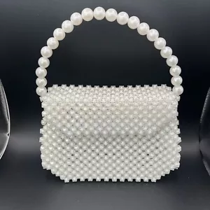 Kunststoffhandtasche mit weißen Perlen - Bild 1 von 10