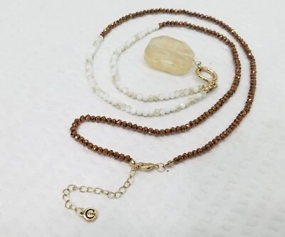 Colar de contas de cristal bege e marrom assinado com pingente de jaspe acrílico C1946 - Imagem 1 de 4