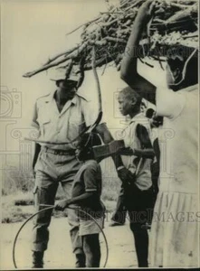1976 Pressefoto Rhodesian District Assistant in Rhodesiens Bezirk Newa - Bild 1 von 2