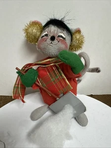 Annalee Weihnachtsmaus 1998 mit goldenen Ohrenschützern Schnee schaufeln, Schaufel/Schnee - Bild 1 von 7