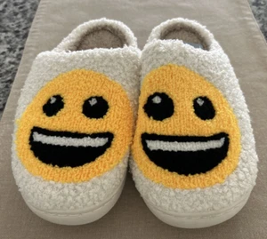 Smiley Face Slippers Women's Size S (5-6) Fluffy Warm No-Slip Lounge White ~ NWT - Picture 1 of 6