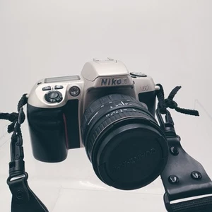 Cámara Nikon N60 35 mm USADA con lente de 20-80 mm y accesorios tal cual - Imagen 1 de 14