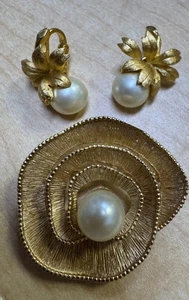 VTG Crown Trifari Spiral Swirl Brooch Pearl Pin & Pearl Clip on Earrings Set - Picture 1 of 2