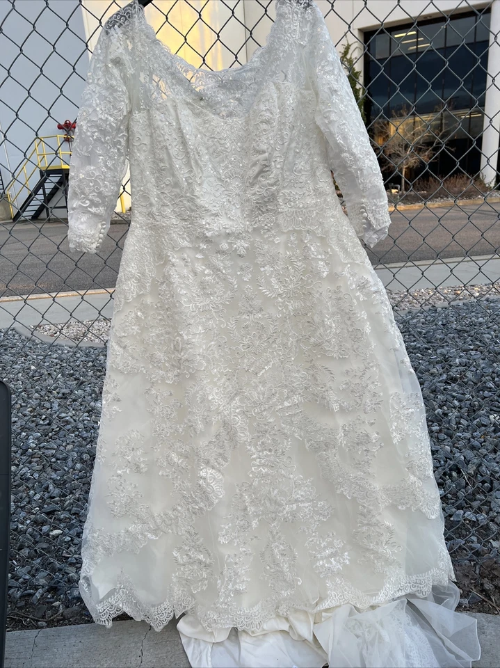 Oleg Cassini 20W Ivory Wedding Dress Tulle BG Beade - Image 1 of 4