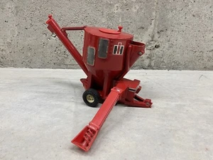 ERTL International IH Feed Grinder Mixer Mill With 1/16 Scale - Picture 1 of 11